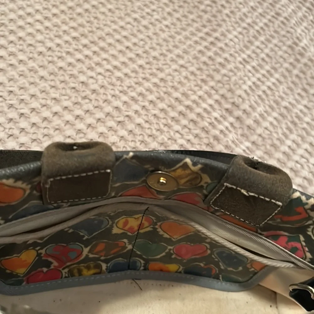 Dooney and bourke heart handbag. With removable 37” leather strap - Picture 4 of 6
